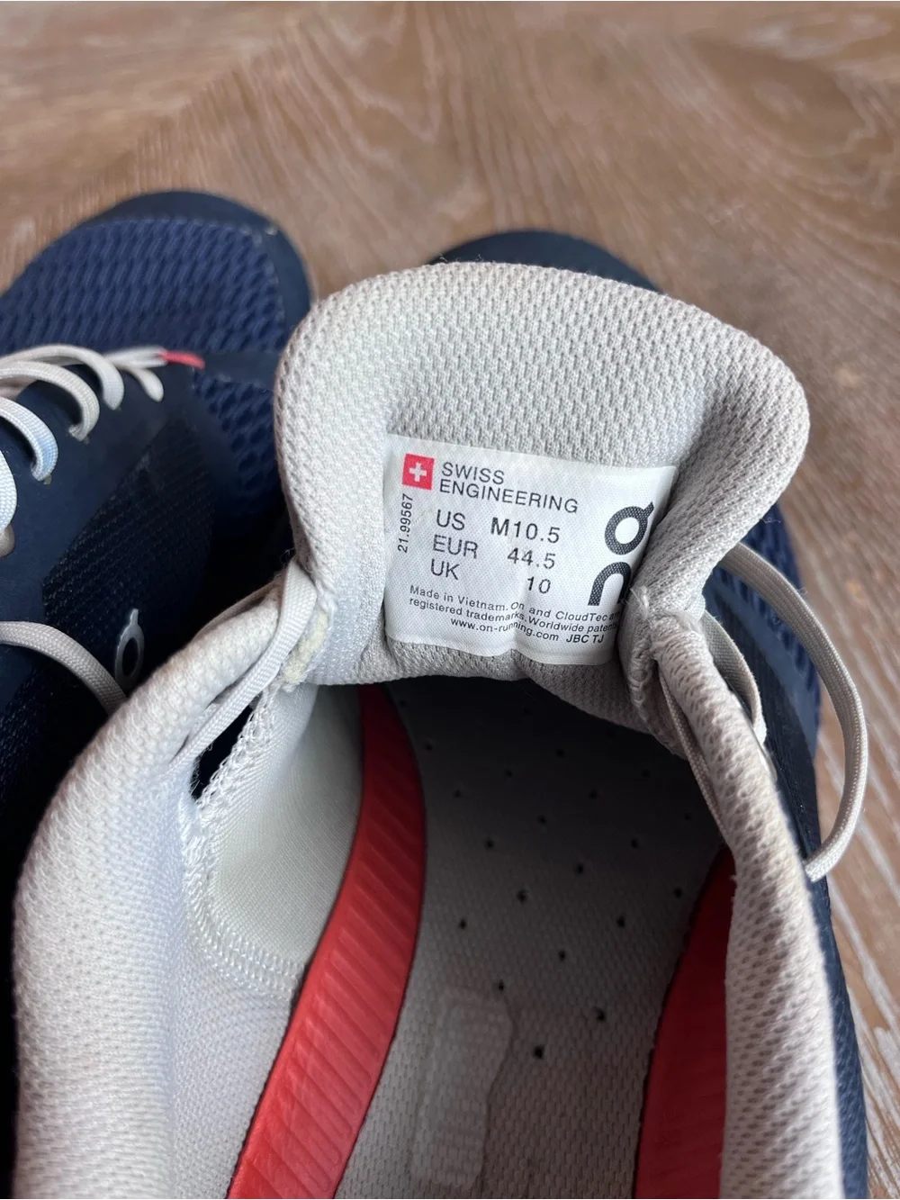 On Running Men's Navy and White Lightweight Running Sneakers Size 10.5